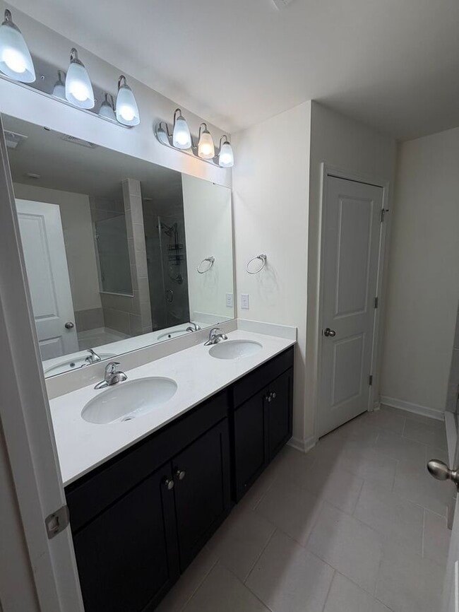 Building Photo - Beautiful 3 Bed / 2.5 Bath Townhome in Foxbank Plantation