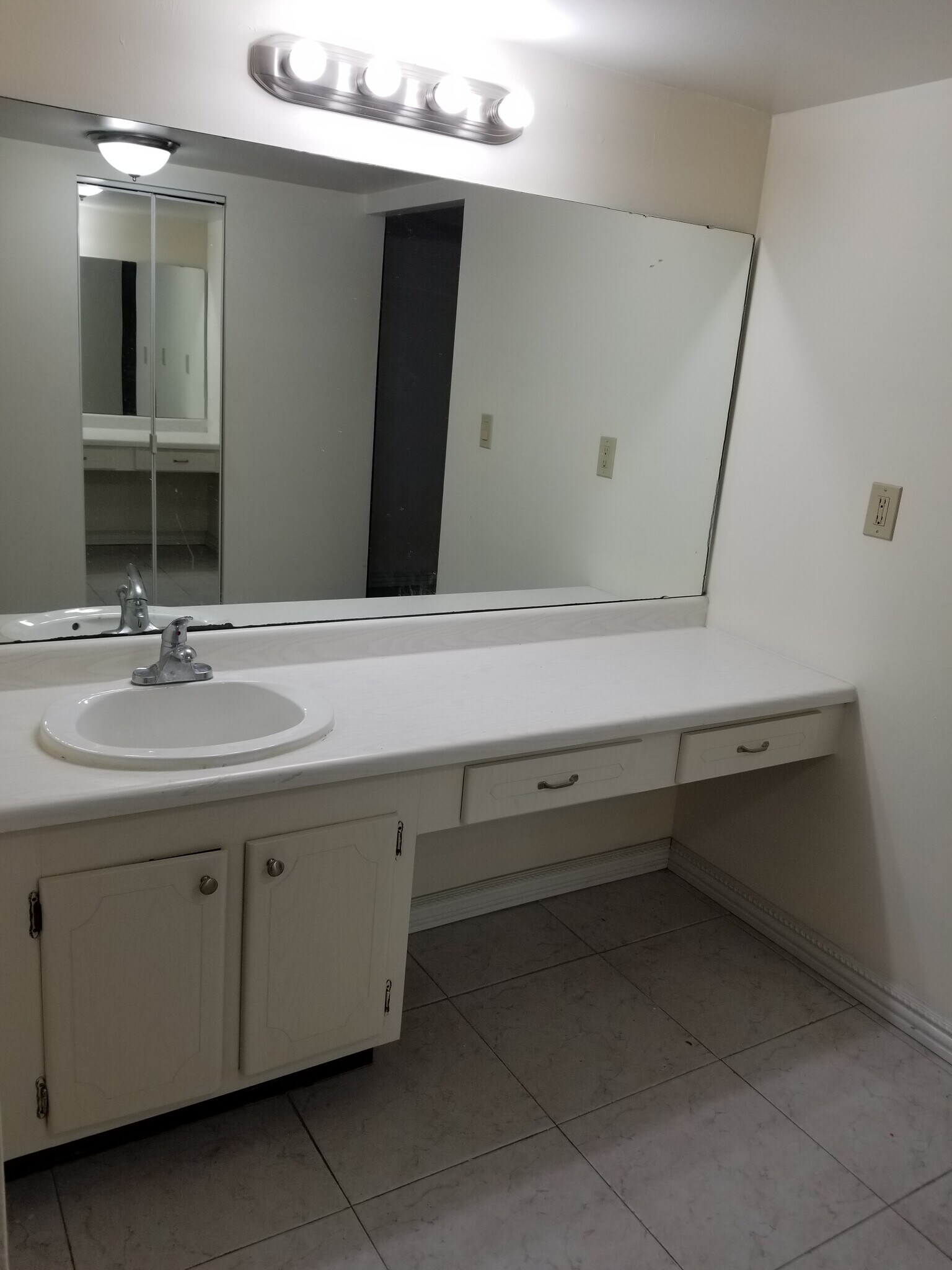 Building Photo - 3375 N Country Club Dr