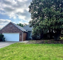 Building Photo - 1826 N Glenbrook Pl
