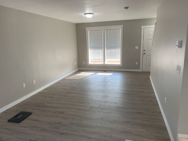 Building Photo - 3-bedroom 2.5 bath duplex
