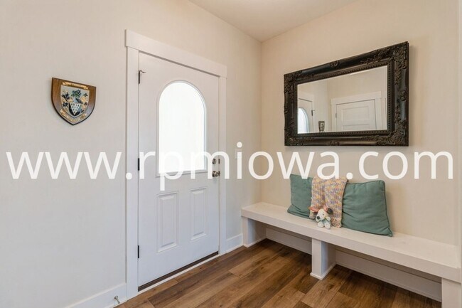 Building Photo - EXECUTIVE RANCH!  5 Bedroom, 3 Bathroom Home in Ankeny!!