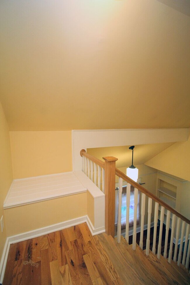 Building Photo - Delightful Remodeled Alberta Arts 3 Bed/2 Bath Bungalow