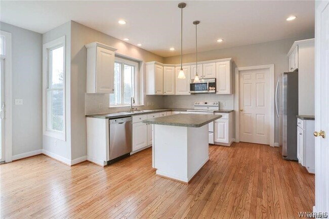 Building Photo - 5558 Martha's Vineyard