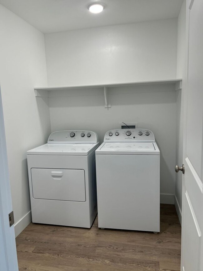 Building Photo - END UNIT - 3 BED 2.5 BATH LUXURY TOWNHOME ...