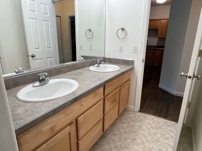Building Photo - Spacious Remodeled Townhouse in Convenient...