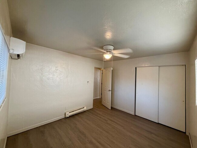 Building Photo - 930 De Moll Dr