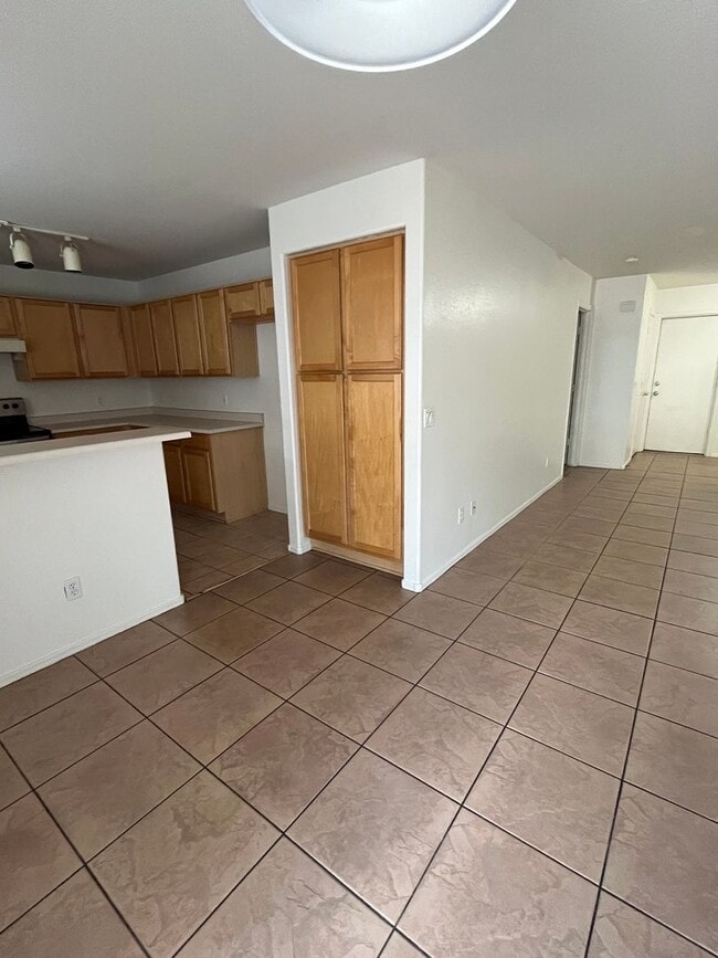 Building Photo - GREAT 4 BEDROOM 2 BATH HOME