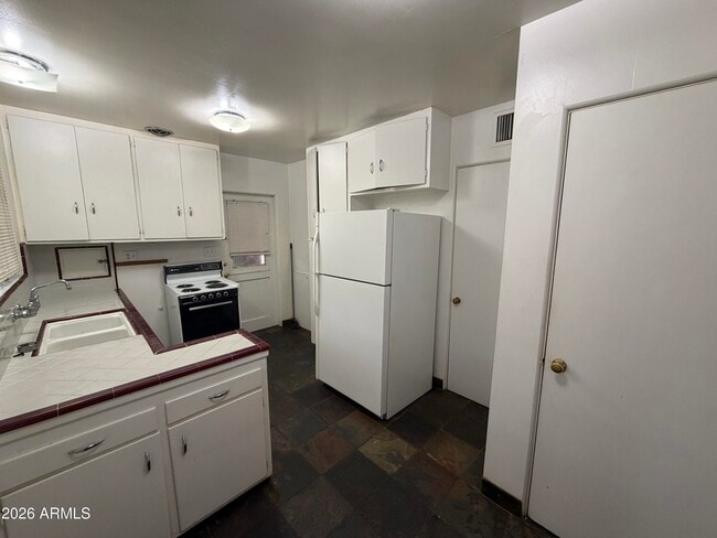 Building Photo - 1725 S Sierra Vista Dr