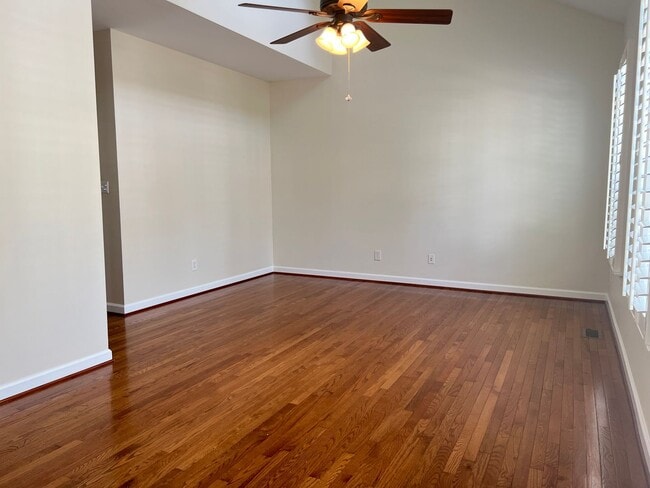 Building Photo - Spacious 3 Bed | 3.5 Bath End Unit Townhom...