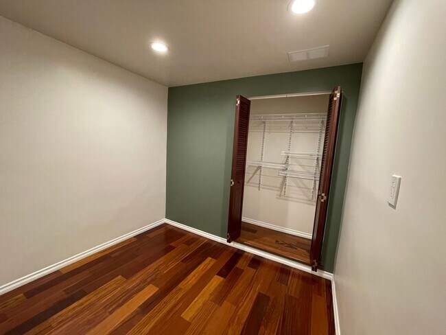 Building Photo - Gorgeous 5 Bed House - Amazing View!