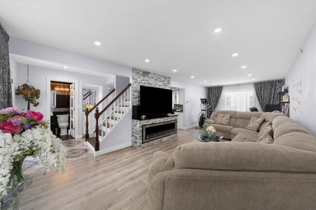 Building Photo - 264 N Southport Rd