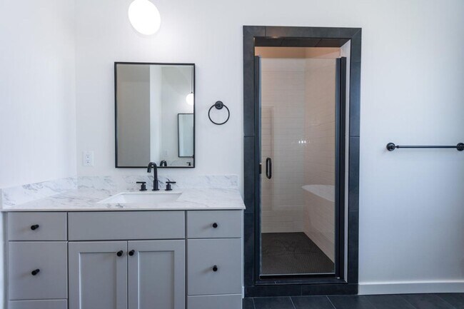 Building Photo - Executive Property located in Republic with a "furnished option" Don't miss this showstopper!!