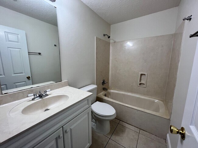 Building Photo - Central Crestview Location