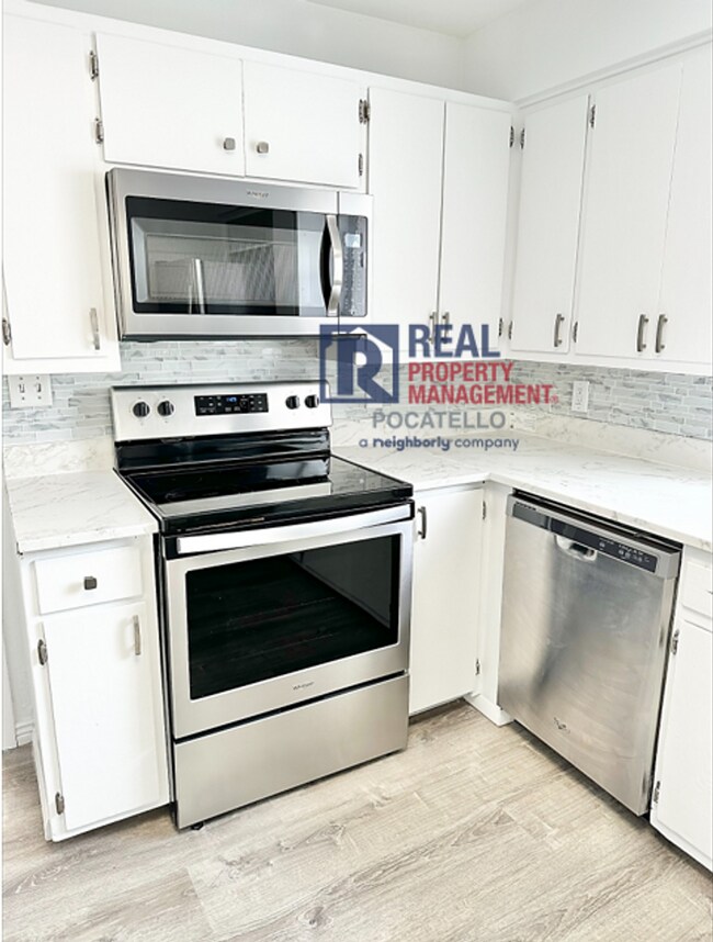 Building Photo - MOVE IN SPECIAL - 4 Bed 2 Bath House - PET...