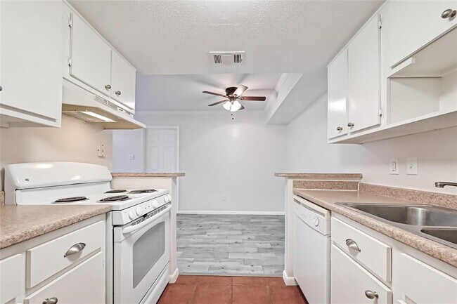 Building Photo - 2250 Bering Dr