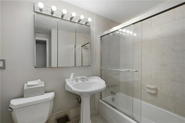 Building Photo - 2285 Peachtree Rd NE