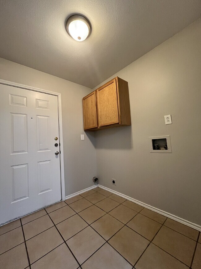 Building Photo - Pre-Leasing for Summer/Fall 2026 - Great 3/3/2 on quiet cul-de-sac street