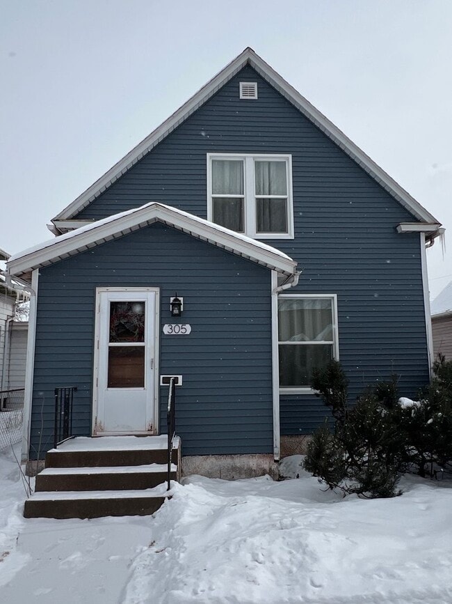 Building Photo - AVAILABLE AUGUST 1 - Spacious 3+ Bedroom Home