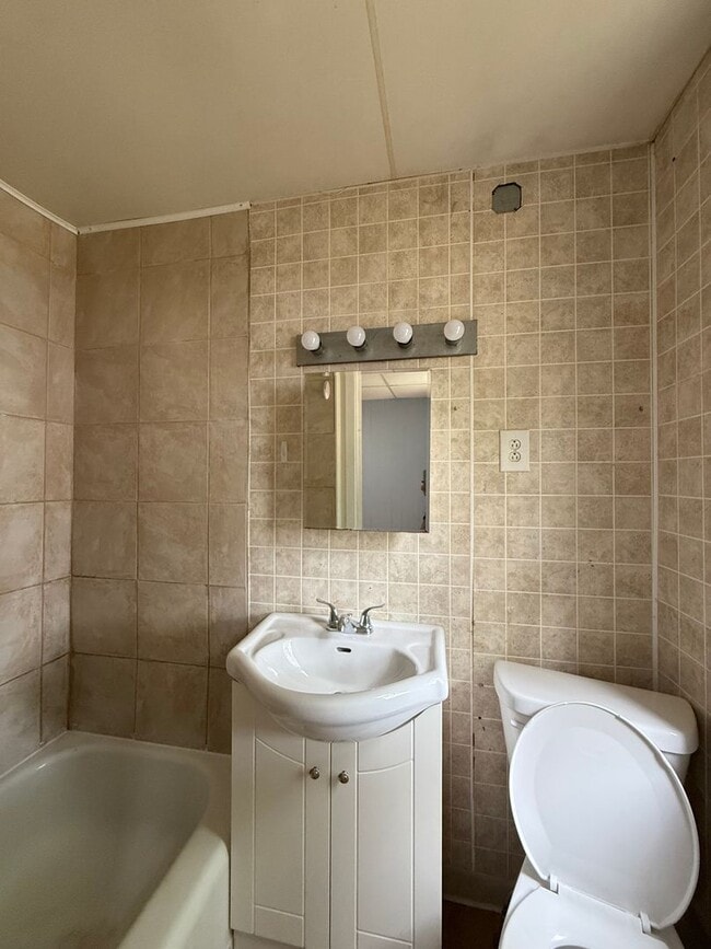 Building Photo - 2 bed room townhome (900$)