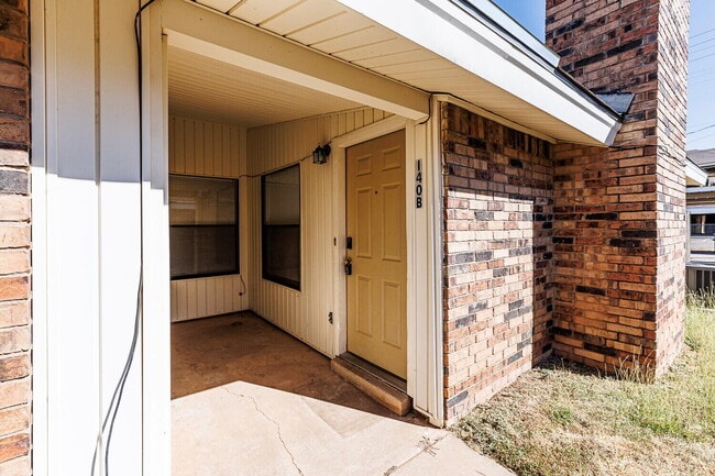 Building Photo - 140 N Troy Ave