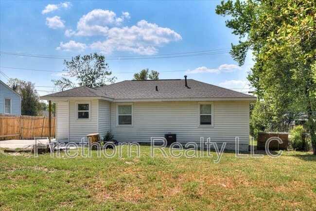 Building Photo - 1006 Skyview Dr