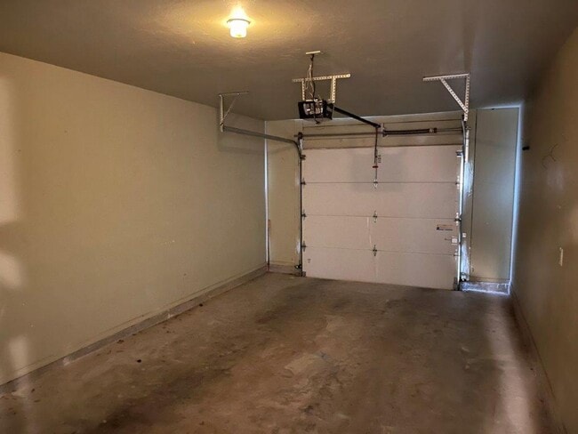 Building Photo - 2 bed Senior Living with All appliances an...