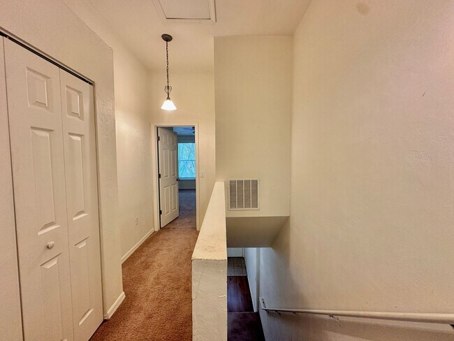 Building Photo - Spacious 2 Bed / 2.5 Bath Townhome in Vict...