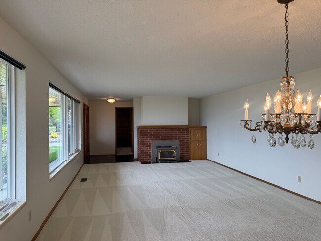Building Photo - Stunning Three Bedroom With Amazing Views!