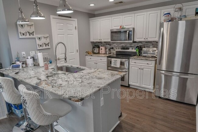 Building Photo - 9041 Maple Grove Dr