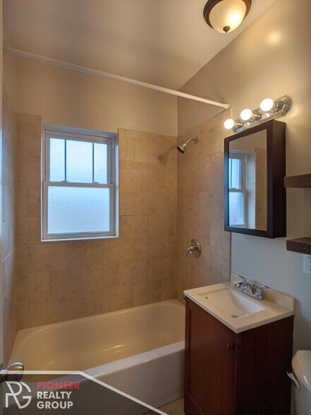 Building Photo - 953 W Cornelia Ave