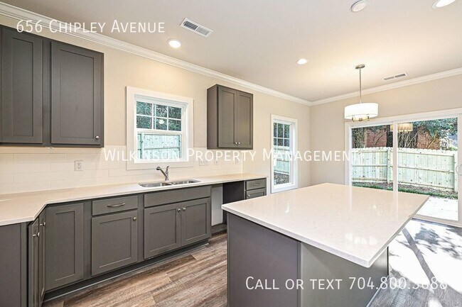 Building Photo - 3-Bedroom Townhouse with Proximity to Char...
