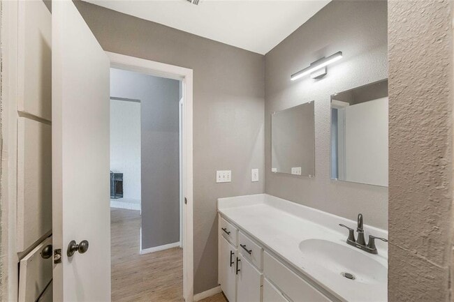 Building Photo - 4900 E Stassney Ln