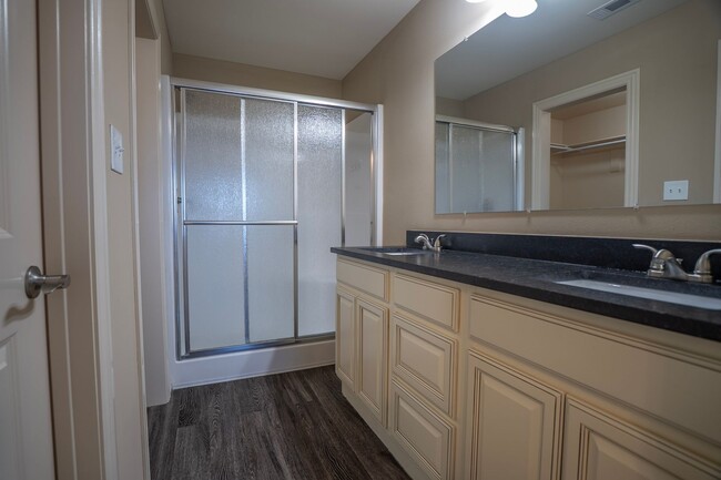 Building Photo - Spacious 3 Bedroom, 2 Bathroom home!