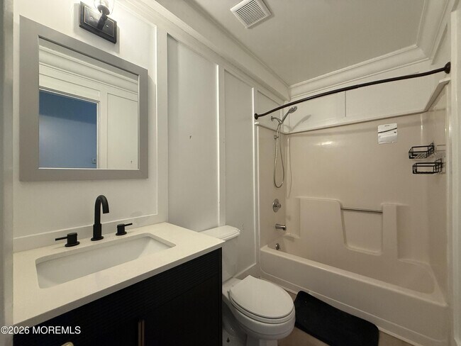 Building Photo - 605 Farrelly Ave