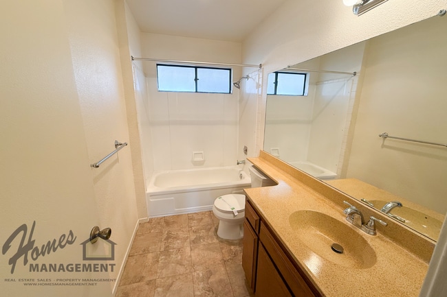 Building Photo - Homes Management - 1 Bedroom Condo in Vermont Villas Community