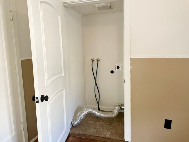 Building Photo - Charming 1 Bedroom