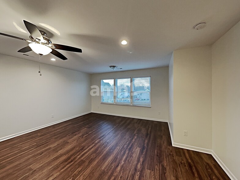 Building Photo - 500 Horseman Park Pl