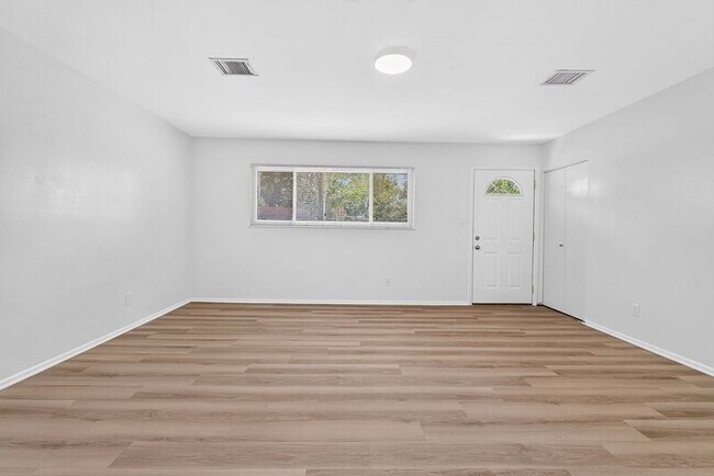 Building Photo - 5168 Mapleridge Dr