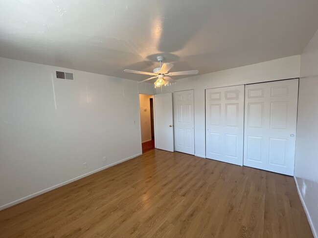 Building Photo - Centrally located lovely 2 bedroom 1 bathr...