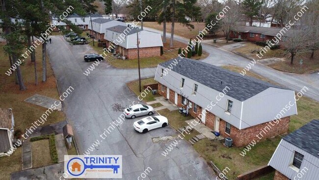 Building Photo - Must See! Beautiful Two Bedroom