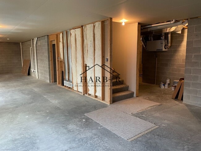 Building Photo - 2049 Kerry Dr NE