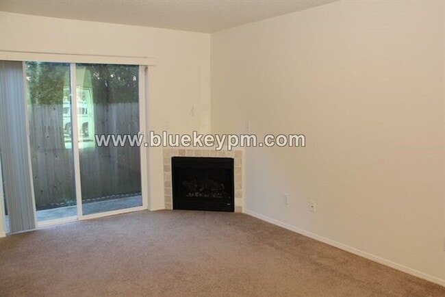 Building Photo - 2 Bed, 2.5 Bath Townhome in Rockwood Neighborhood