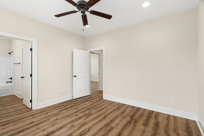 Building Photo - 868 Twin Forks Ave