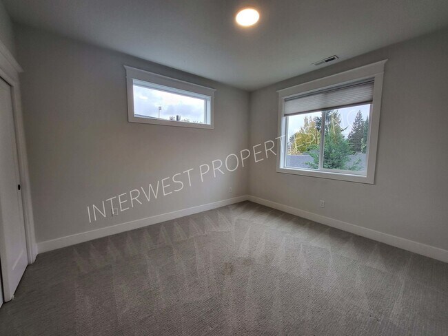 Building Photo - 4 bd 3.5ba dream home in the heart of the Woodlawn District w/Washer/Dryer, Garage & Gas Fireplace!