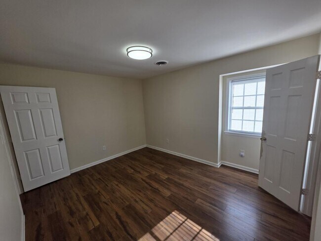 Building Photo - 212 Stratford Dr