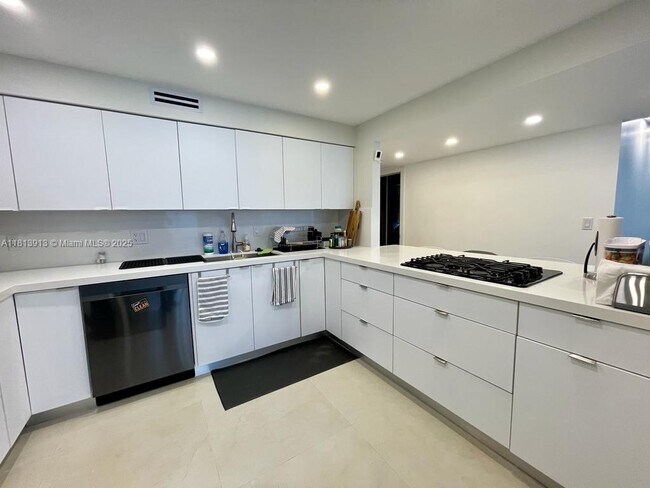 Building Photo - 2030 S Ocean Dr