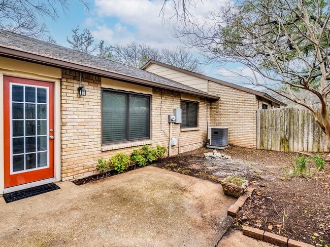 Building Photo - 8305 Summer Side Dr