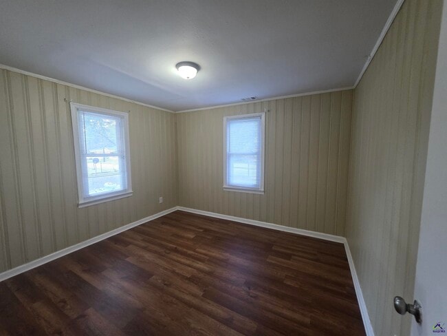 Building Photo - 811 Lewis St