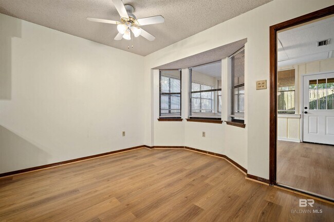 Building Photo - 908 Schaub Ave