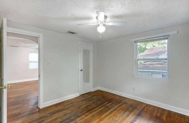 Building Photo - Carriage House apartment, near downtown, w...